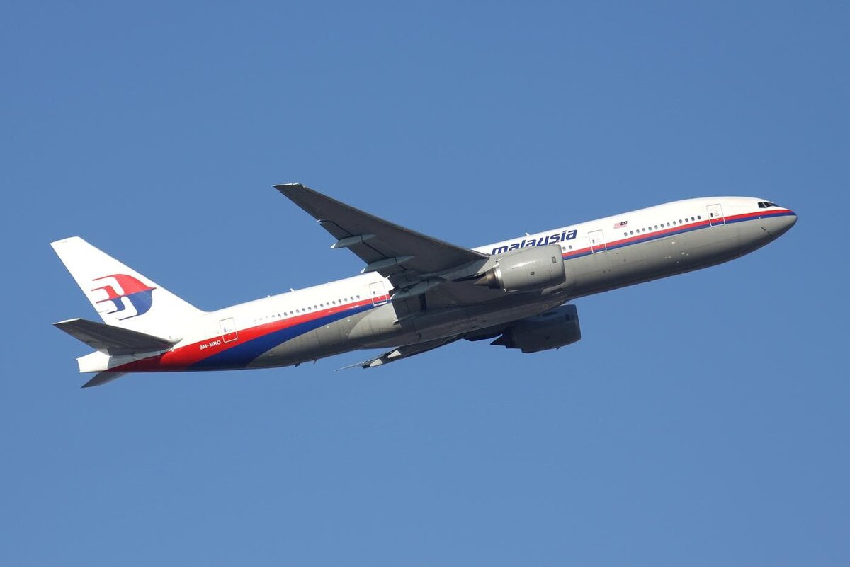    2012 год, тот самый самолёт Boeing 777-200 9M-MRO, который через два года пропадёт с радаров Copyright (c) 2021 Bjoern Wylezich/Shutterstock. No use without permission.