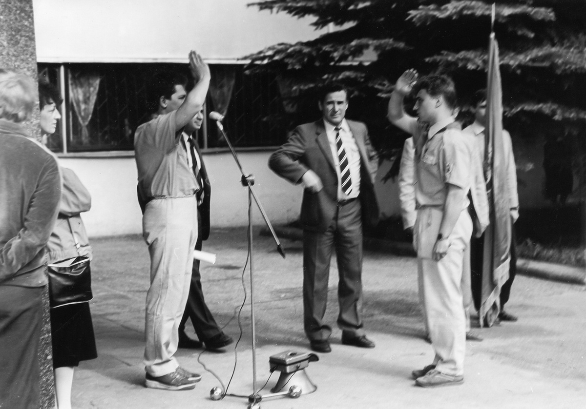 Станислав Борисович Гусев перед отправлением пионеров
на очередную смену в пионерский лагерь «Волна»