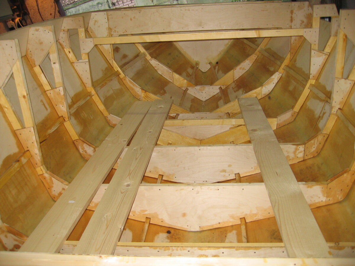 Оцените число шпангоутов и шпацию! А какое качество исполнения! Отличная моторная лодка