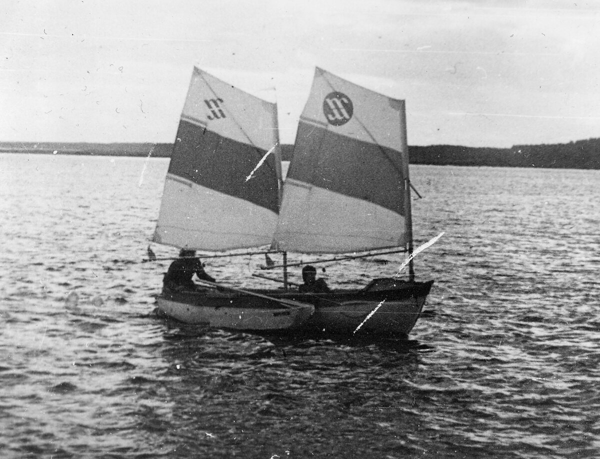 Серийная гребная лодка "Кефаль", переделанная в тримаран. Вооружена двумя шпринтовыми парусами от Оптимиста (галерея фото)