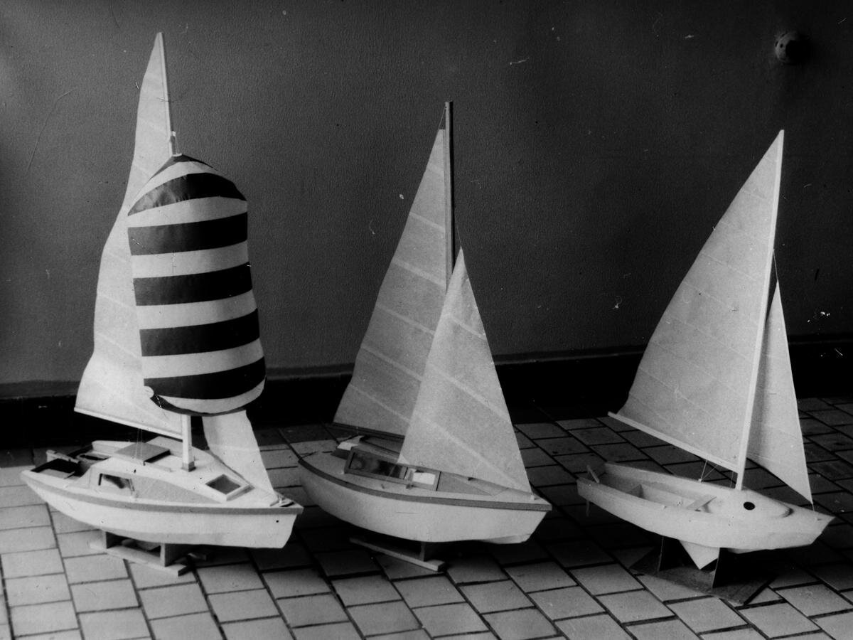 Картонно-бумажные макеты яхт, одну из которых Андрей построил в натуральную величину (крайняя справа - 4,6 метровый компромисс "Теофил Норт", проект взят из книги "15 проектов судов для любительской постройки, выпуск 2")
