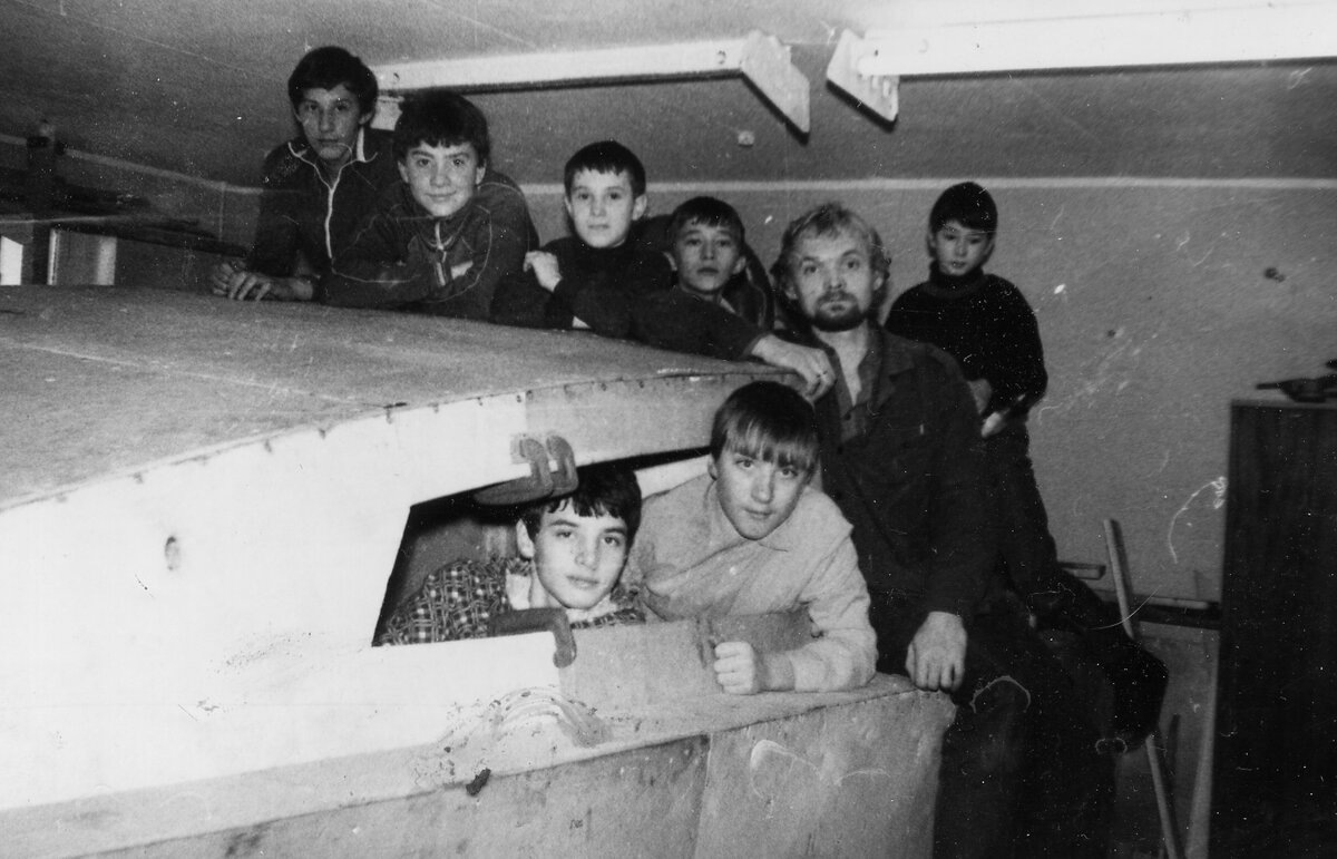 Андрей и его команда строят очередную лодку