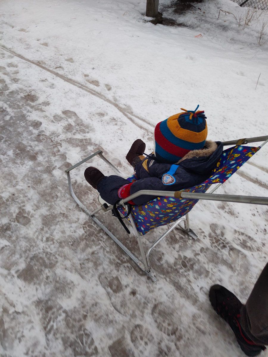 Самые легкие санки, что мы нашли в продаже. Фото моё