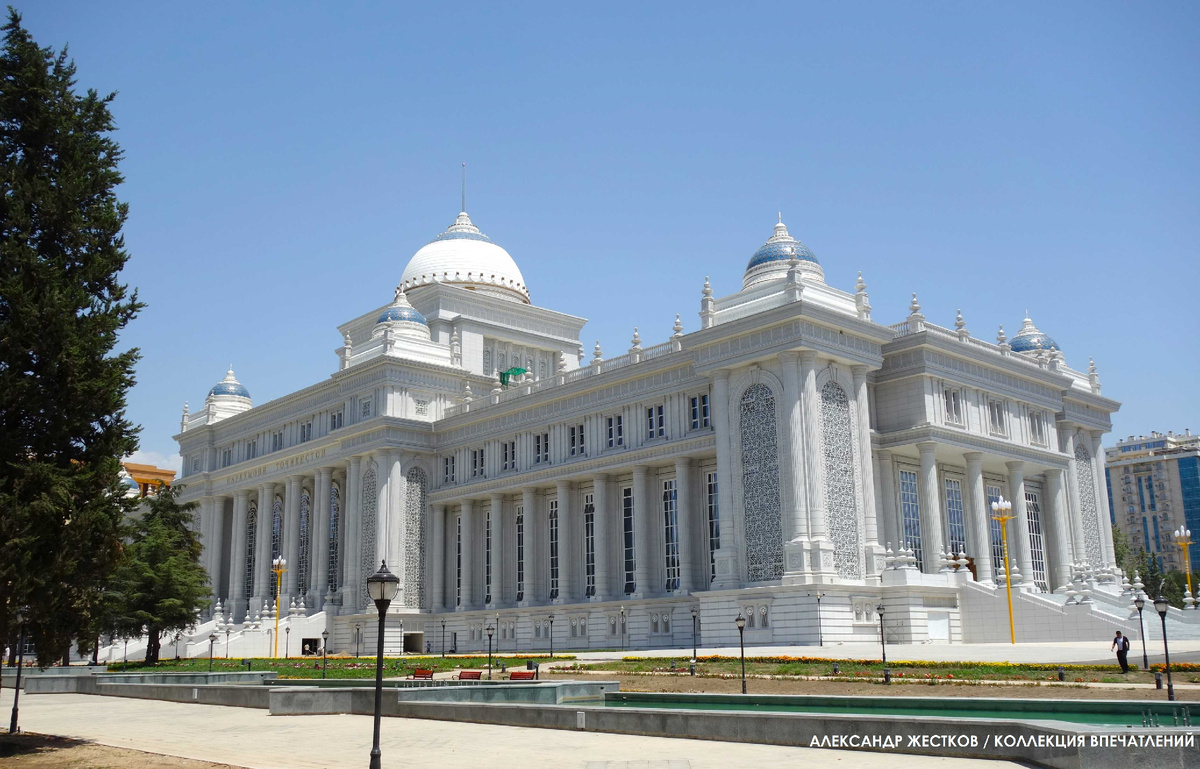 Новое здание парламента Таджикистана в Душанбе. Фото автора