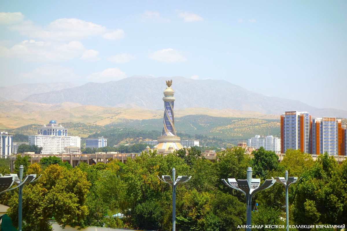 По всему городу ощущается свежесть гор. Фото автора