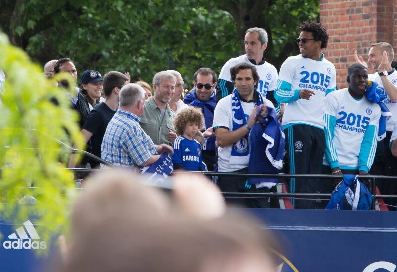    Роман Абрамович (в центре, за спиной мальчика) празднует вместе с командой очередную победу его "Челси" в Английской премьер-лиге. ФОТО: Richard Washbrooke/Global Look Press
