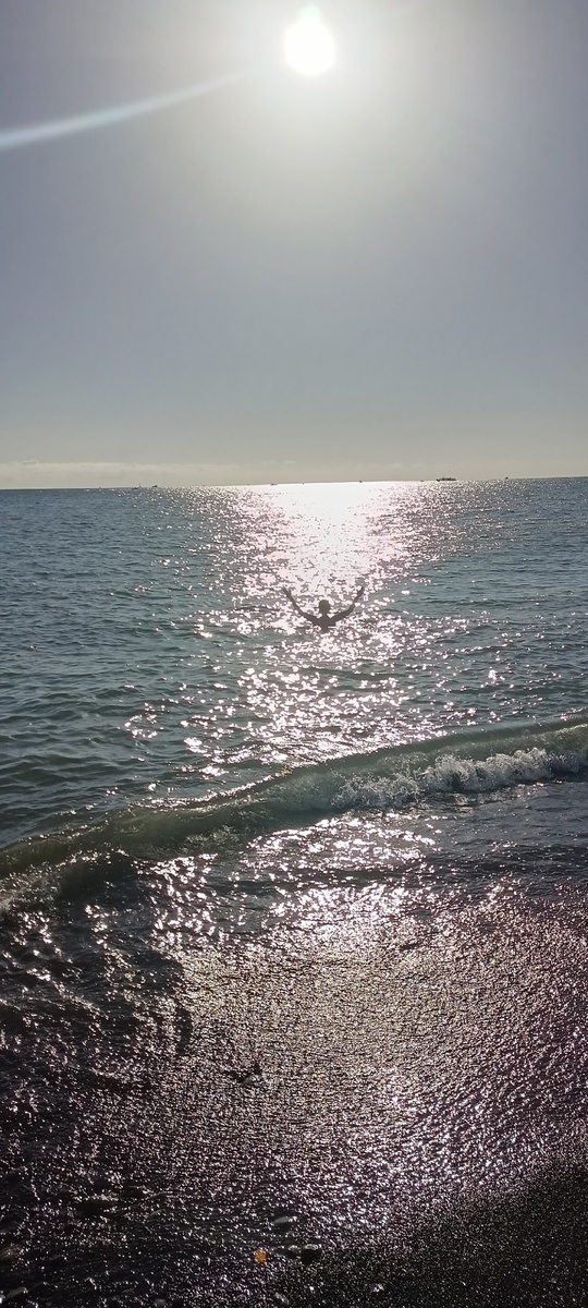 Море в Сочи в октябре не горячее, купающихся не так много.