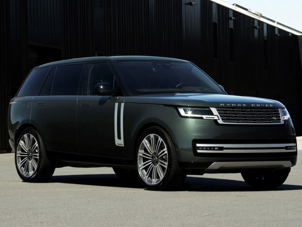 Range Rover нового поколения имеет кодовое обозначение L460. «Рейндж» остался верен себе с точки зрения экстерьера — сохранена «парящая» крыша, а также нарочито двухобъемный классический профиль с ярко выраженным горизонтальным капотом внахлест, коротким передним свесом и смещенной назад «кабиной». «Гибкая» модульная платформа MLA-Flex предназначена для уменьшения веса, повышения комфорта за счет оптимизации внутренней компоновки, а также улучшения динамики движения. Новая конструкция на 50 процентов жестче, чем у старого Range Rover. Есть два варианта кузова, стандартный и удлиненный (LWB), которые различаются колесной базой (2997 и 3197 мм). Автомобиль может вместить до семи человек. Гамма двигателей пятого Range Rover включает две бензиновые установки, три дизельные и две типа «подзаряжаемый гибрид». 