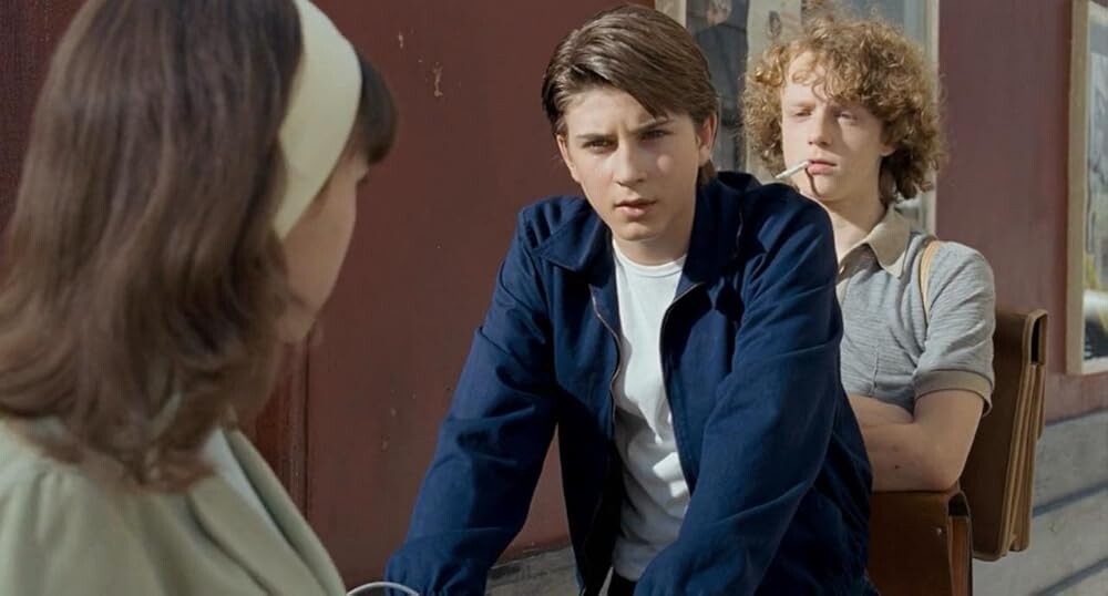 Кадр из фильма «Quartier lointain». Режиссер: Сэм Гарбарски. Производство: Angoa-Agicoa, Archipel 35, Ateliers de Baere, Banque Populaire Images 10, Canal+ [fr], Casa Kafka Pictures, Centre du Cinéma et de l'Audiovisuel et des Télédistributeurs Wallons, Centre National du Cinéma, Ciné Cinémas, Dream Touch, Entre Chien et Loup, Eurimages, Fonds National de Soutien à la Production Audiovisuelle du Luxembourg, i2i Audiovisual, Le Tax Shelter du Gouvernement Fédéral de Belgique, Medienboard Berlin-Brandenburg, Mitteldeutsche Medienförderung (MDM), Pallas Film, Procirep, Programme MEDIA de la Communauté Européenne, Région Rhône-Alpes, Région Wallone, Radio Télévision Belge Francofone (RTBF), Rhône-Alpes Cinéma, Samsa Film S.a.r.l., TPS Star, Wild Bunch. Показ в России: Каравелла DDC