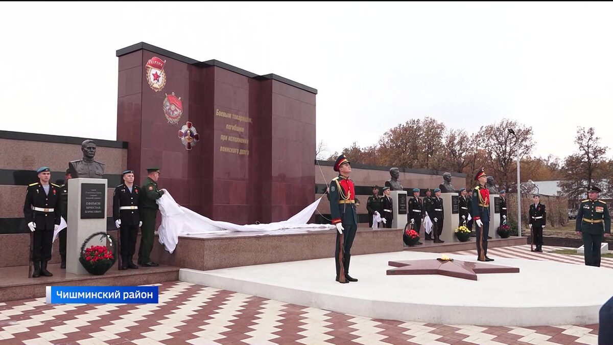    В Башкирии открыли мемориал "Боевым товарищам, погибшим при исполнении воинского долга" - сюжет "Вестей"