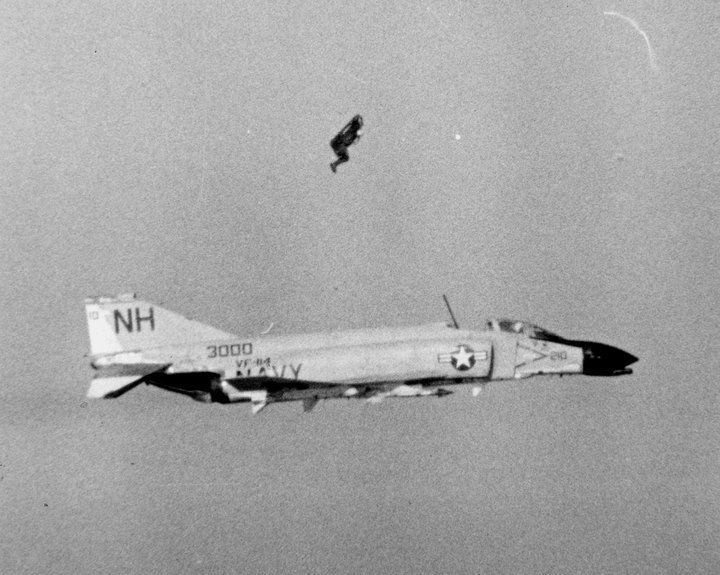 Джеймс Лэинг катапультируется из задней кабины F-4B № 153000