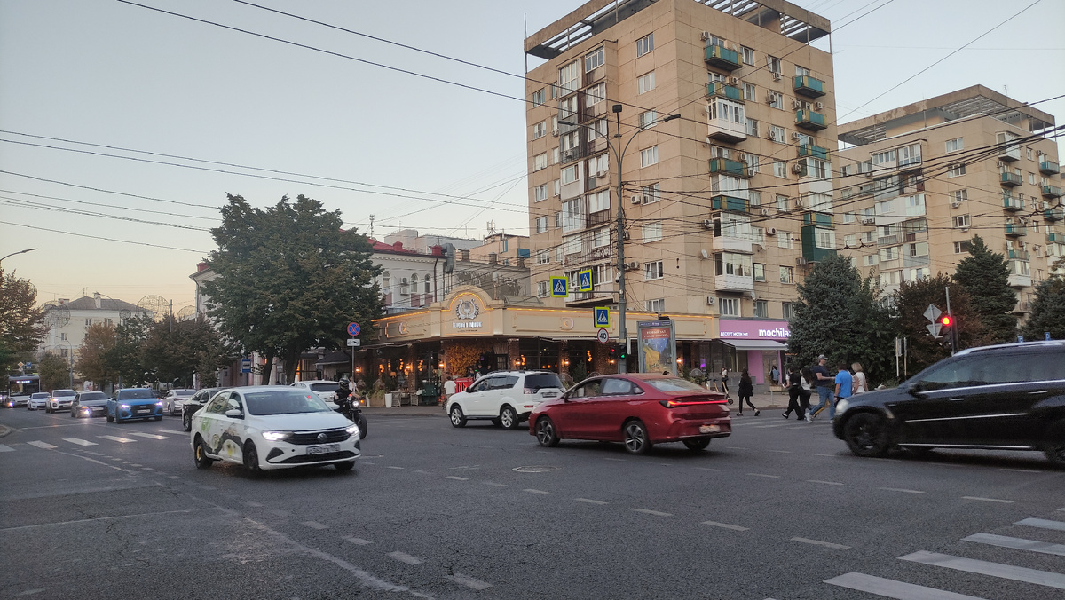 Центральный округ города Краснодара улица Мира. На доме установлена мемориальная доска Г. С. Ситник. В этом доме жил Герой Советского союза Ситник Григорий Степанович