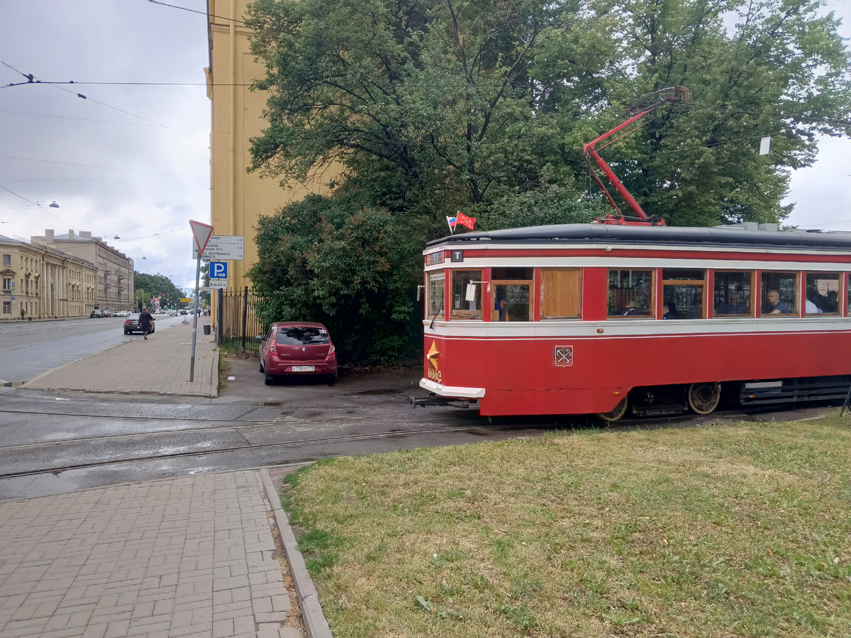 Красный уступает дорогу, перед выходом на линию. Повез туристов 