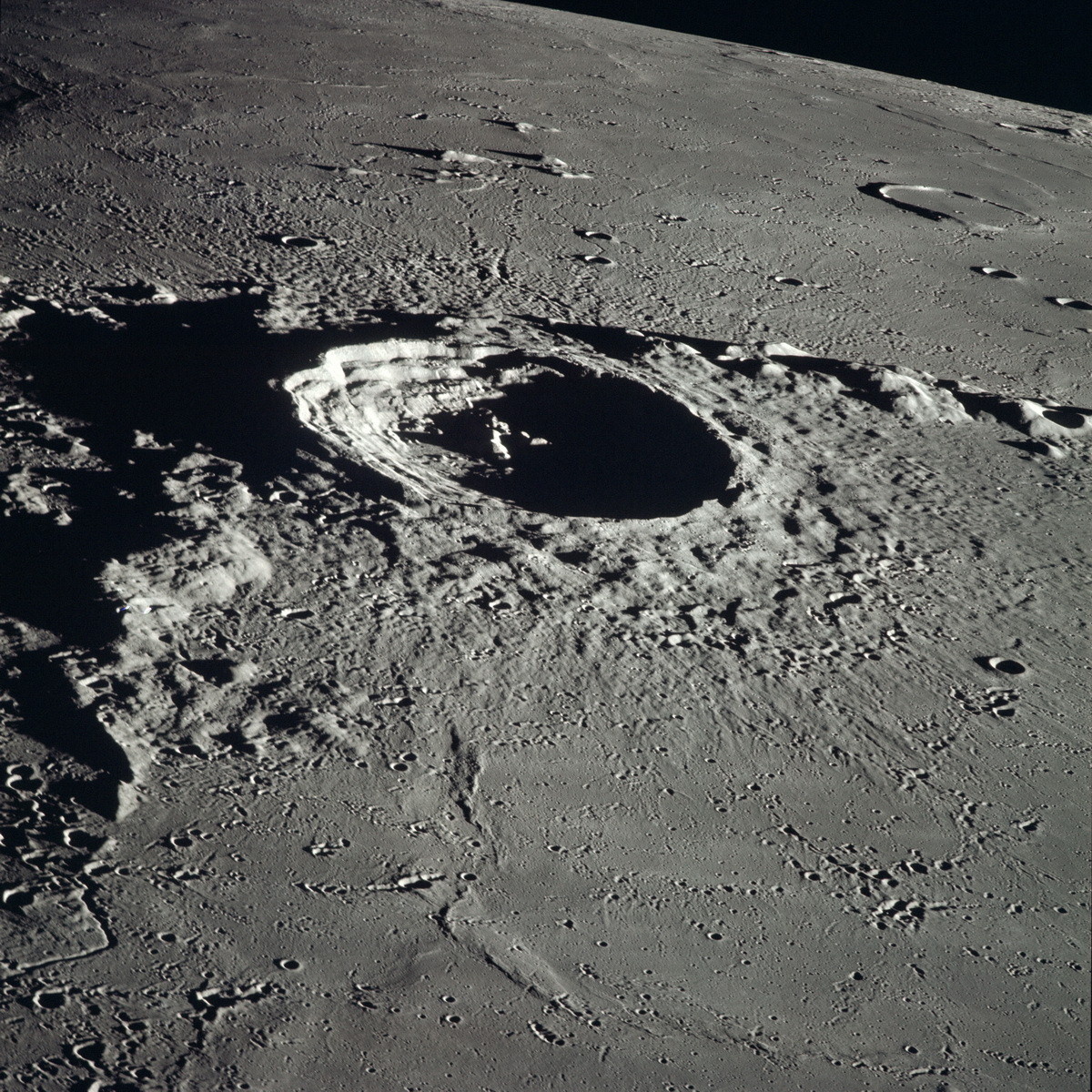 Поверхность Луны снятая в иллюминаторы "Аполлона-12". С сайта cropman.ru.