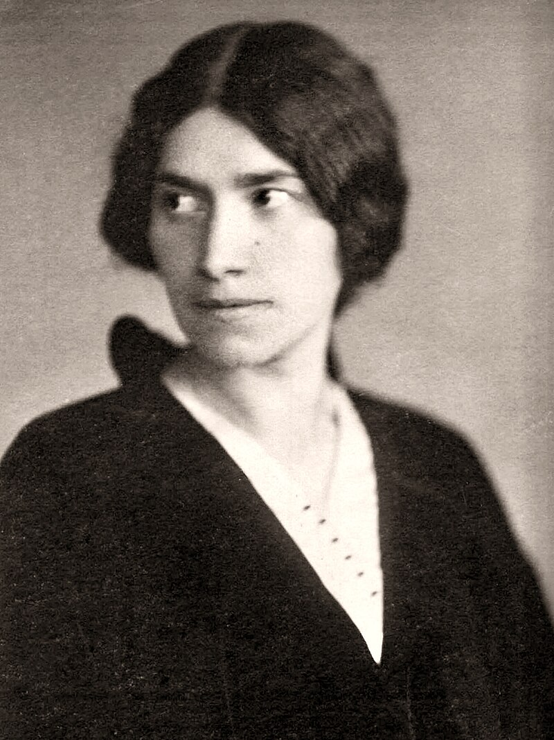 Старшая сестра Владимира Маяковская Людмила была выдающимся дизайнером и художницей по ткани, популяризировавшей технику аэрографии