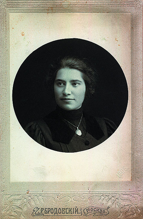 На обоих фото - Людмила Маяковская