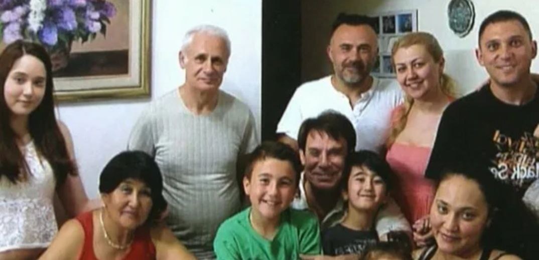 на фото Ефим Шифрин со своими родными