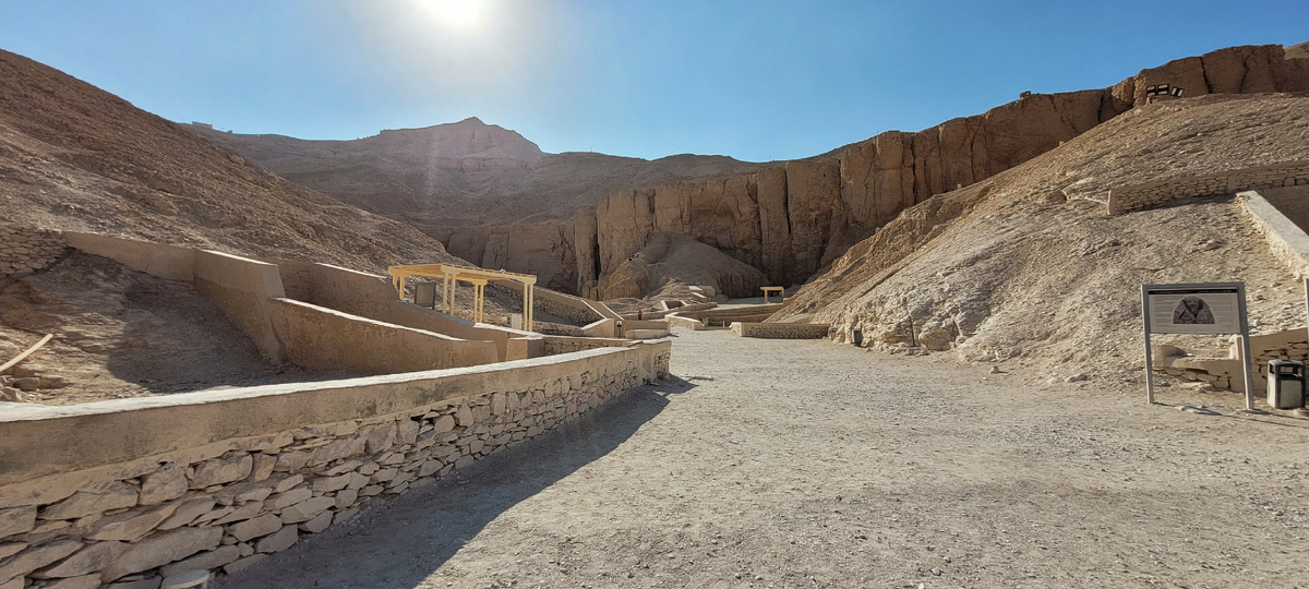 Долина Царей, расположенная на западе от Нила, служила усыпальницей для фараонов Нового царства (1550–1070 годы до н.э.), среди которых были такие известные правители, как Рамзес и Тутанхамон. Здесь находится около 63 гробниц, и это место стало символом древнеегипетской культуры.