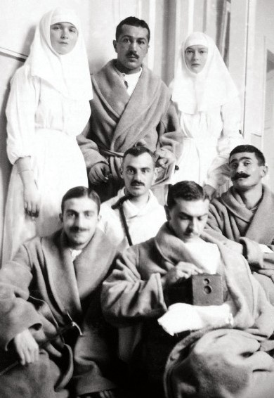 Великие княжны Ольга и Татьяна Романовы с ранеными в Царскосельском лазарете. Первая мировая война.