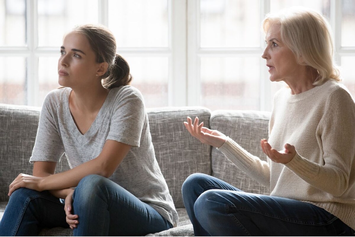 У нас, в России, очень  распространённое явление, когда мать уничтожает дочь и по коду это очень хорошо видно, кстати. Дочерей воспитывают, как для войны и голода: быть сильными, выживать и тянуть детей не смотря не на что! На войну ушёл муж или просто "объелся груш" в мирное время, не рыдать, не вешаться, идти вперёд и воспитывать детей одной. В семье часто с детства буллинг такой от матери к дочери, она её закаляет психологически, даёт кучу заданий сложно выполнимых и ждёт, когда та надорвётся и откажется или болеть начнёт (дойдет до предела). И в ситуациях психологического надрыва она всё равно включает буллинг, тем самым моральные страдания причиняет. Ибо матери наши знают, что женщины в нашей стране должны быть сильными во всех смыслах и тащить семью и детей (а часто и мужика ещё) на себе. Я не считаю, что сплошь проклятия у нас и матери делают что-то не то, даже не смотря на мнение психологов и чистильщиков кармы.
У нас практически раз в сто лет война ( а то и чаще)и мужиков забирают на фронт...
Что остается нашим матерям? Правильно, готовить дочерей к одиночеству и воспитанию детей без мужа.Так как в наше время сложно найти того, кто в принципе может дать здоровое потомство физически, уже не говоря о том, кто может его прокормить достойно. В целом мы поставлены в данное время в такие условия, что надо быть психологически зрелыми и принимать реальность правильно.
Так же матеря пытаются от себя откинуть пораньше пораньше (если этого не происходит, это тоже не здоровая хрень),что бы сбежала и не общалась и это ведические традиции. Она должна уйти в чужой клан и пытаться там выжить по законам клана, воплощая души из чужого клана, с отработками из рода мужа, пытаться найти общий язык с его мамой и не бежать,если что домой, к своей маме. Ну, это ж классика жанра...
Для русской женщины мальчик рождённый - чудо, дочь рождённая - сразу отрезанный ломоть, служебное воплощение, она должна работать для рода мужа и за этим родилась.
А у вас какие отношения с мамой?  Улавливаете общий сценарий отношений, описанный в посте, на себе? Узнали себя в кармических отработках рода? Если вам сложно, то готова разобрать ваш код судьбы и ответить на волнующие вопросы.
#кармарода #кодсудьбы #нумерология #нумерологвделе #консультацияонлайн 