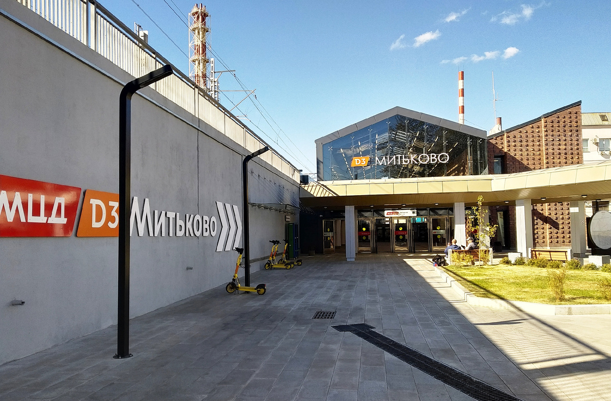 Вестибюль пл. "Митьково" "МЦД-3" и большие указатели в сторону метро и МЦД в сентябре 2024 года, фото автора 
