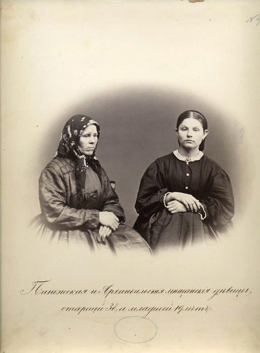 Пинежская и Архангельская мещанские девицы. Старшей 38, а младшей 19 лет.  Фото просто для иллюстрации.