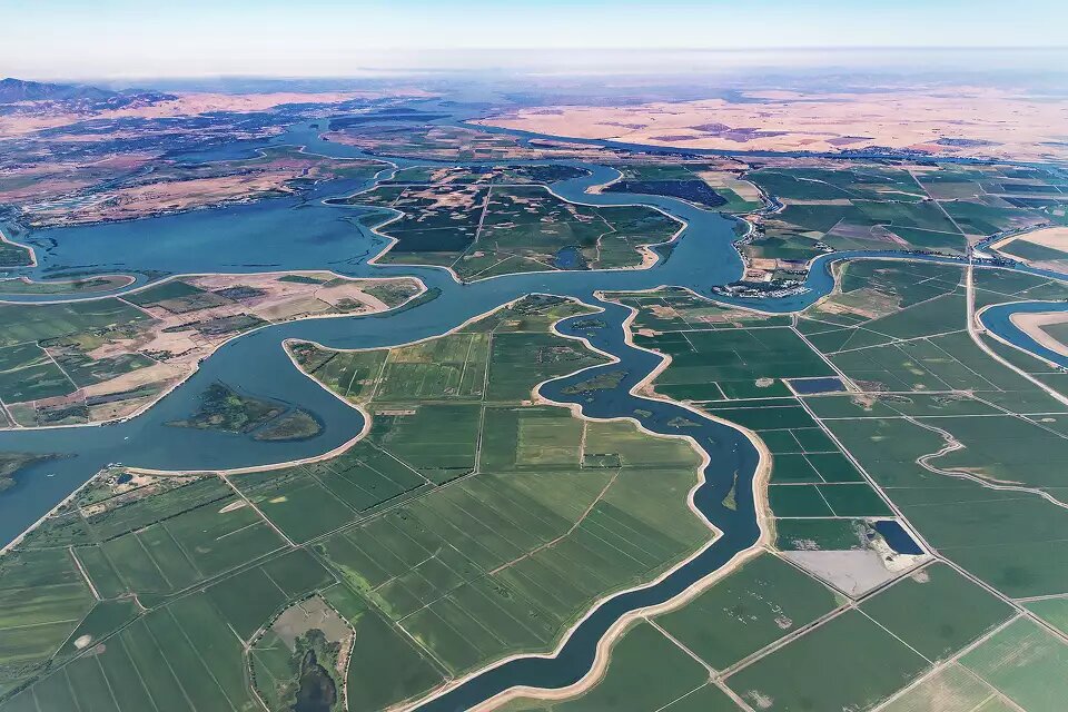 Многочисленные водные пути пролегают через дельту в месте слияния рек Сакраменто и Сан-Хоакин. На фотографии видны остров Бетел, Зона отдыха штата Фрэнкс-Тракт, парк округа Мандевилл-Тип и зона отдыха штата Брэннан-Айленд.