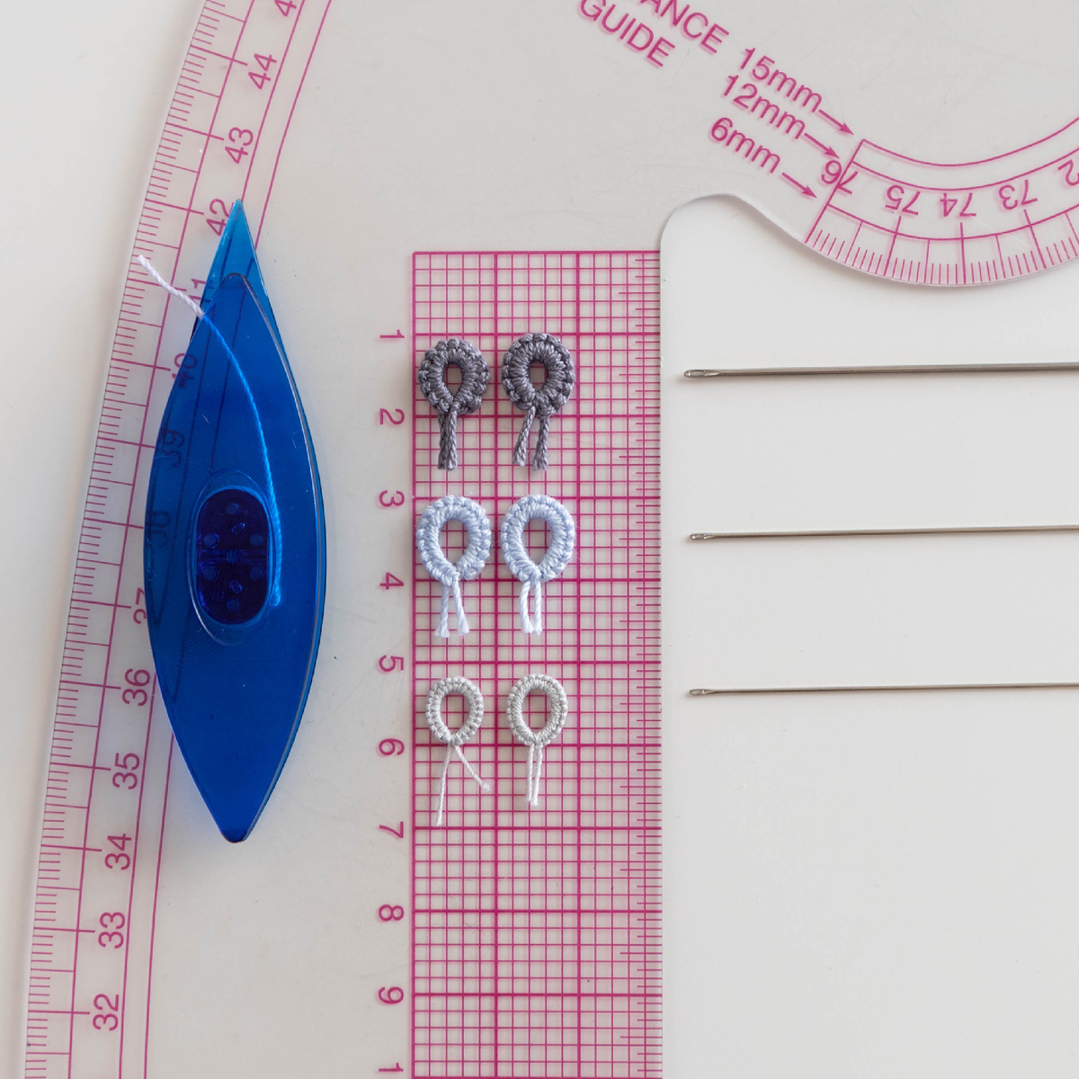 Кольца, выполненные челноком и иглами 5, 7, 8. Использованы нитки Ромашка, Maxi Madame Tricote, YarnArt Canarias.