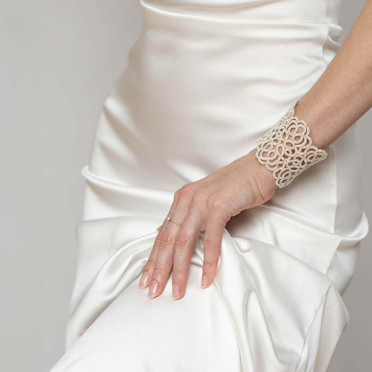 Браслет в технике фриволите