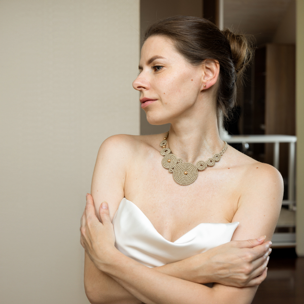 Украшение на шею в технике фриволите