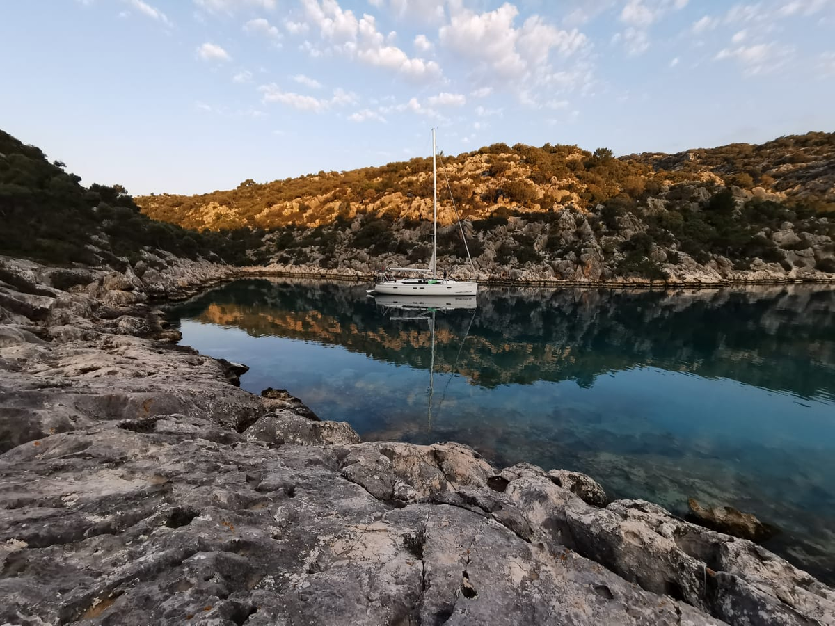 Рис. 1 Якорная стоянка в бухте Сан Стефано  миниатюрный фьорд в который не так просто обнаружить вход со стороны открытого  моря. Вход  скрывается среди прибрежных скал острова Кекова, что примыкает к большому Ликийскому полуострову в восточной части средиземного моря