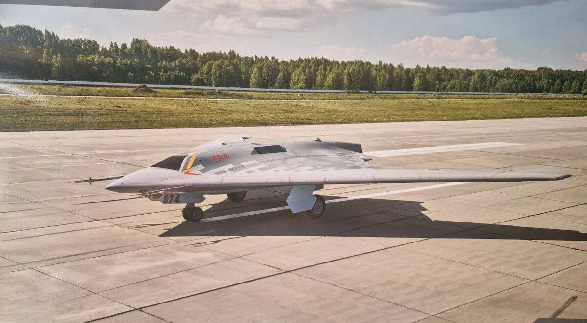 Беспилотник пятого поколения С-70 "Охотник". 