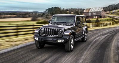Новый Jeep Wrangler верен своему наследию. Он сочетает в себе легендарные черты марки Jeep, современный дизайн и премиальные материалы отделки. Обновлённые светодиодные передние фары и задние фонари придают ему уверенность и выразительность.
