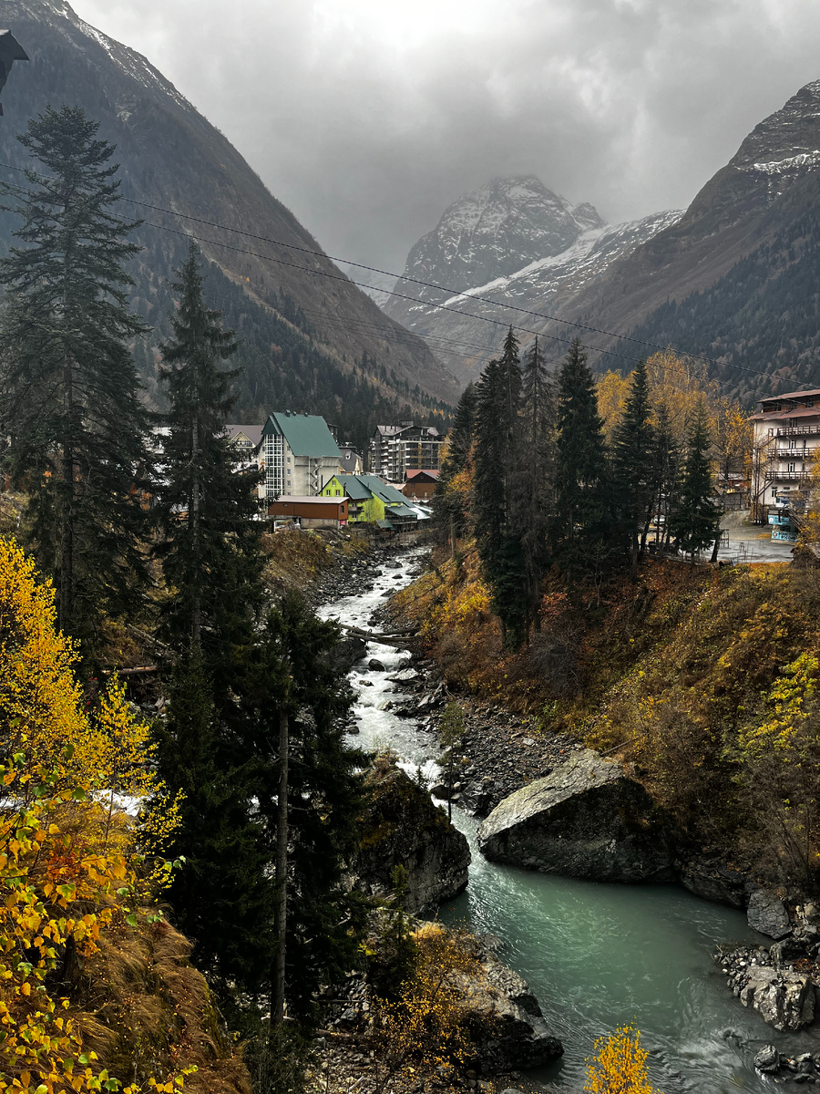 Частичка Швейцарии в России, поселок Домбай.