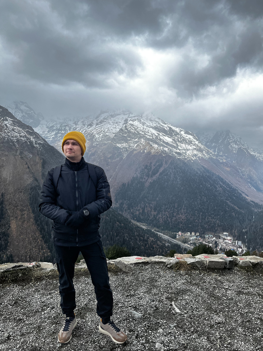 Вид на этот же поселок со смотровой площадки.