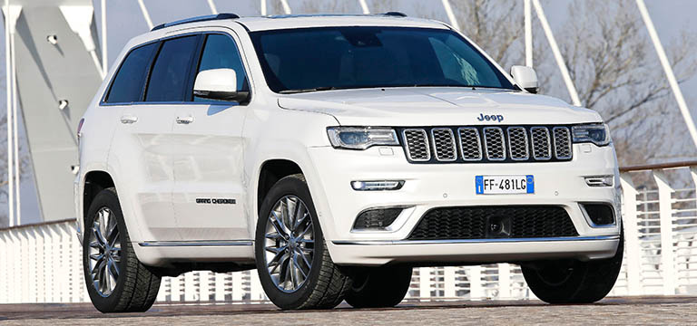 Каждый элемент Jeep® Grand Cherokee, обладает природной красотой: следите за его линиями — вы еще не видели ничего подобного. Элегантный и в то же время агрессивный, изящный и сильный: формы бамперов, биксеноновые фары со светодиодными огнями дневного света и новые легкосплавные диски