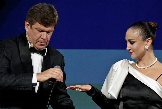    Спортивный комментатор Дмитрий Губерниев и певица Ольга Бузова на церемонии награждения премией Российской Премьер-лиги (РПЛ), 2024 год