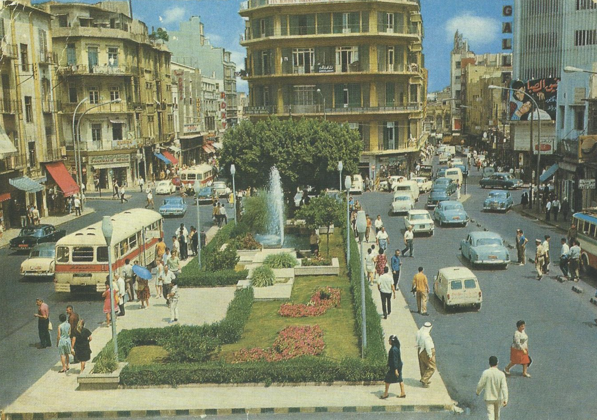 Бейрут шестидесятых. Много автомобилей и одетые по европейской моде женщины без платков