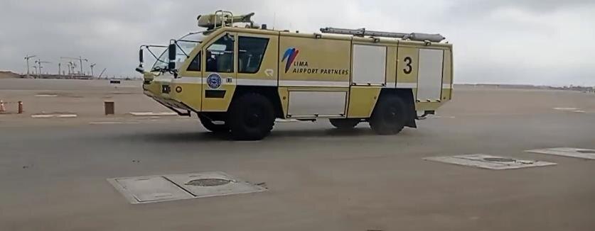 Пожарная машина, выехавшая на полосу