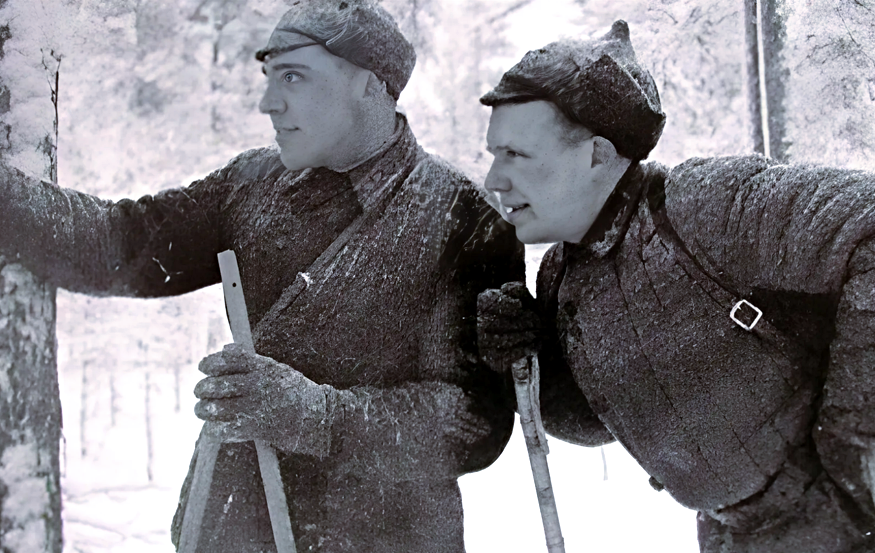 Красноармейцы-разведчики на лыжах во время Зимней войны, 1940 г.