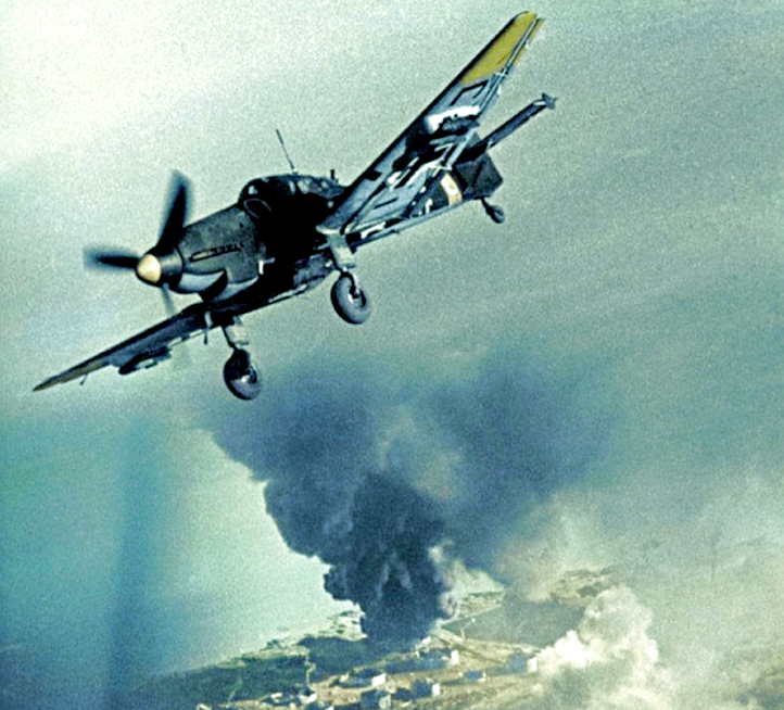 Бомбардировщик Ju-87D Stuka пролетает над горящими руинами Сталинграда, конец 1942 г.
