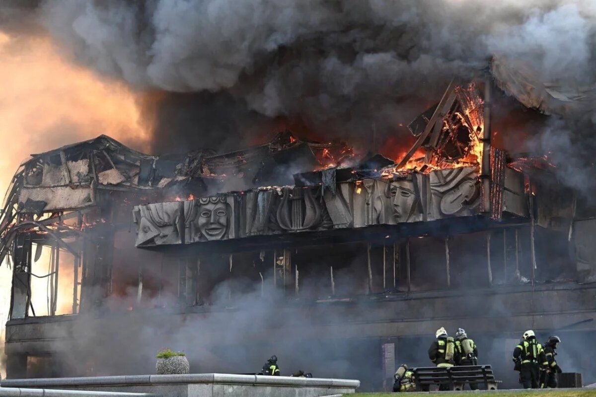    В Хабаровске спустя двое суток полностью потушили пожар в музтеатре