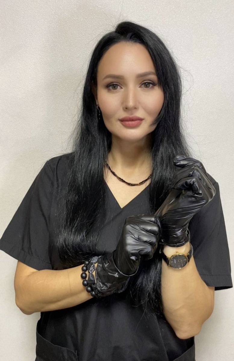 Почему в фильмах, после серьезного ранения, все говорят герою - не терять сознание. Какая физиологическая суть, быть в сознание при ранении?

В фильмах так говорят - чтоб добавить драматизма в сцену. Хотя, следует признать, что зачастую (но не всегда) такие рекомендации в реальной ситуации - вполне оправданы.

В бессознательном состоянии у человека угнетаются рефлексы. Человек в таком состоянии может элементарно подавиться собственным языком или рвотными массами. А если у него серьезное челюстно-лицевое кровотечение, то и захлебнуться собственной кровью насмерть. Такие случаи - не так уж и редки: обычная драка, пострадавший в нокауте со сломанным носом лежит на спине, кровь свободно поступает в дыхательные пути. Человек безмолвно умирает, поскольку рефлексы отключены. 

Между тем, бывают ситуации, когда потеря сознания может оказаться предпочтительней для пострадавшего. Но такие ситуации нуждаются в строгом медицинском контроле. Например, искусственная кома (наркоз, седация) при обширных ожогах.

Также существует распространенное заблуждение, что человеку после травмы головы нельзя давать отключиться. Чаще всего такая тактика может лишь усугубить ситуацию, делая возможный отек мозга обширнее. 

Лучше, конечно такие события наблюдать в кино. Но если вдруг оказались невольным участником события в реале - следуйте строго и неукоснительно правилам оказания первой неотложной помощи до приезда врача. Без самодеятельности, основанной на интуиции и опыте,  почерпнутом из сериалов.