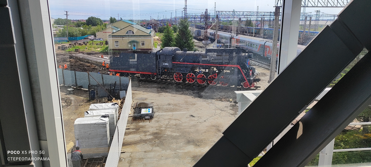 Это в процессе ремонта к Дню города. Сейчас там всё уже красиво.