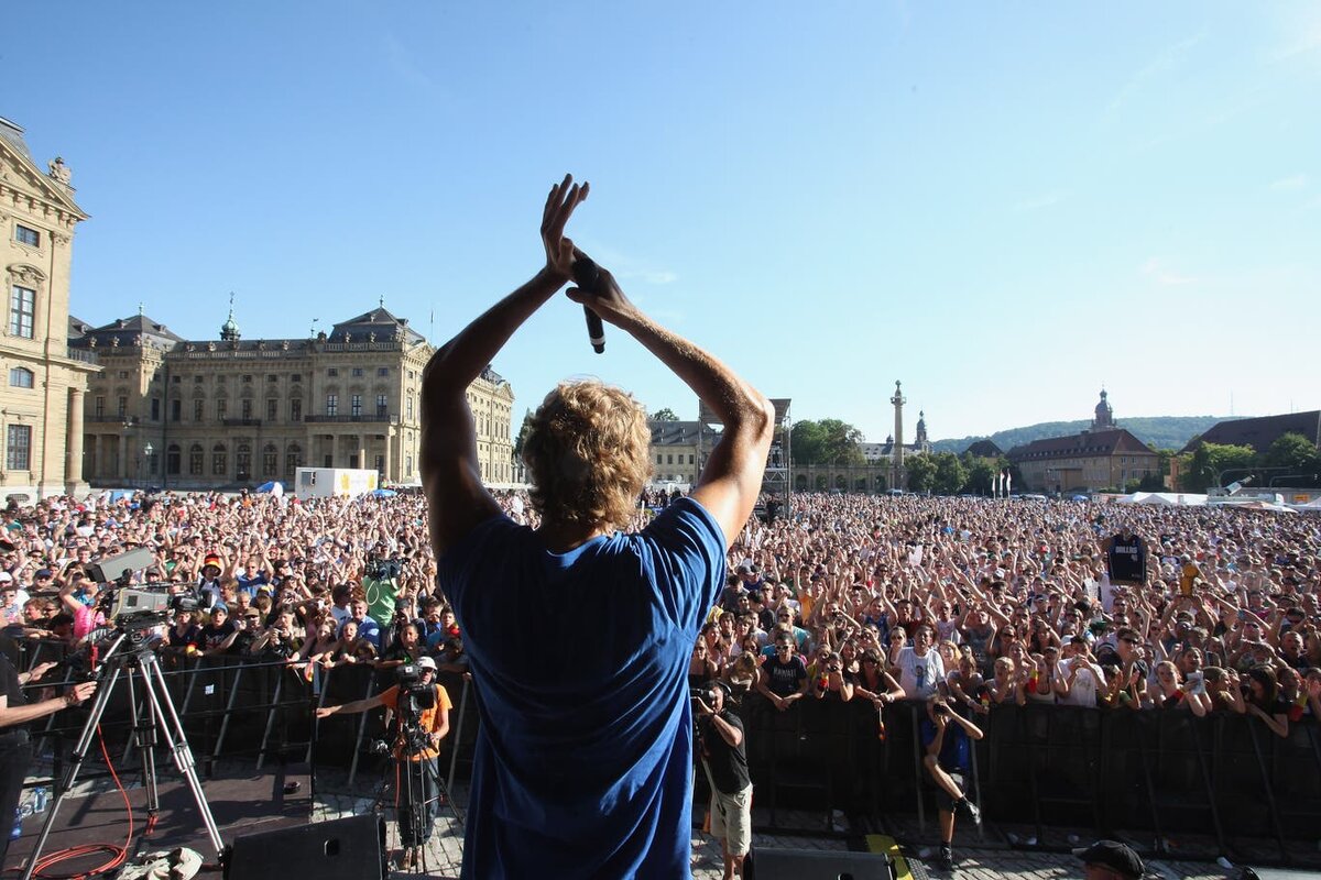 Новицки празднует титул чемпиона НБА 2011 года в составе "Маверикс" в своем родном городе Вюрцбурге.