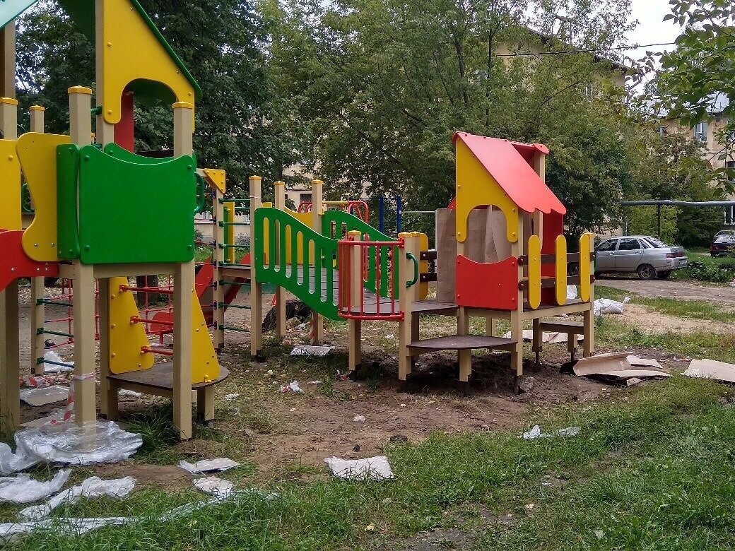 Детская площадка заваленная мусором. Фото из интернета 