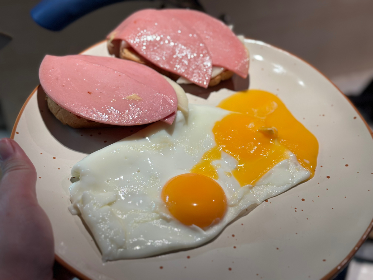 Яичница, бутерброды с колбасой и сыром
