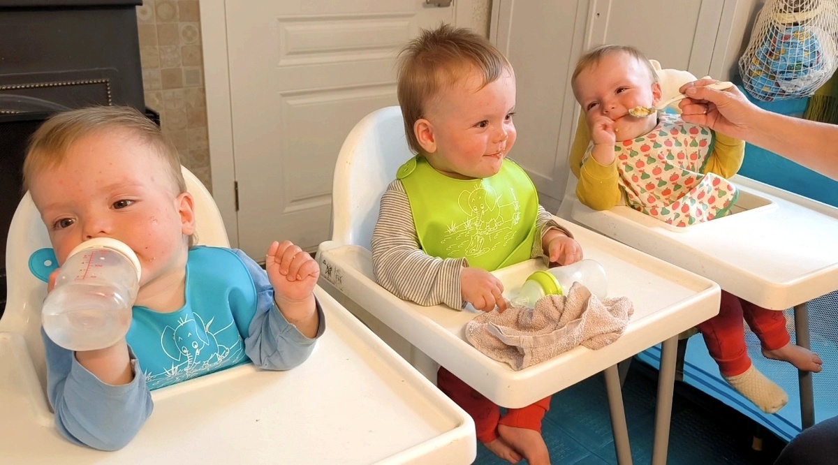 кадр из видео. Близнецам 1 год