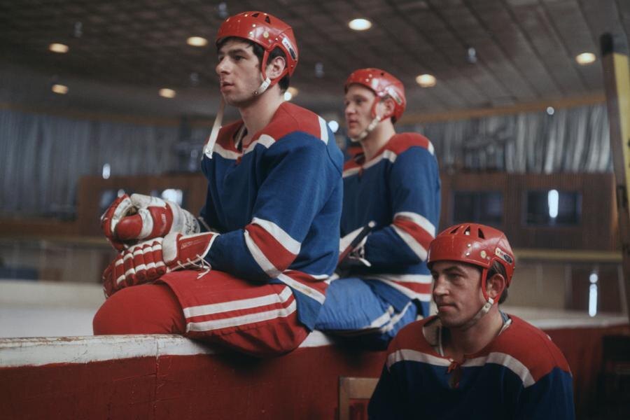 Вячеслав Ун Да-Син / ТАСС📷Москва. Олимпийские чемпионы, игроки ЦСКА и сборной СССР по хоккею Валерий Борисович Харламов, Владимир Владимирович Петров и Борис Петрович Михайлов (слева направо) на тренировке