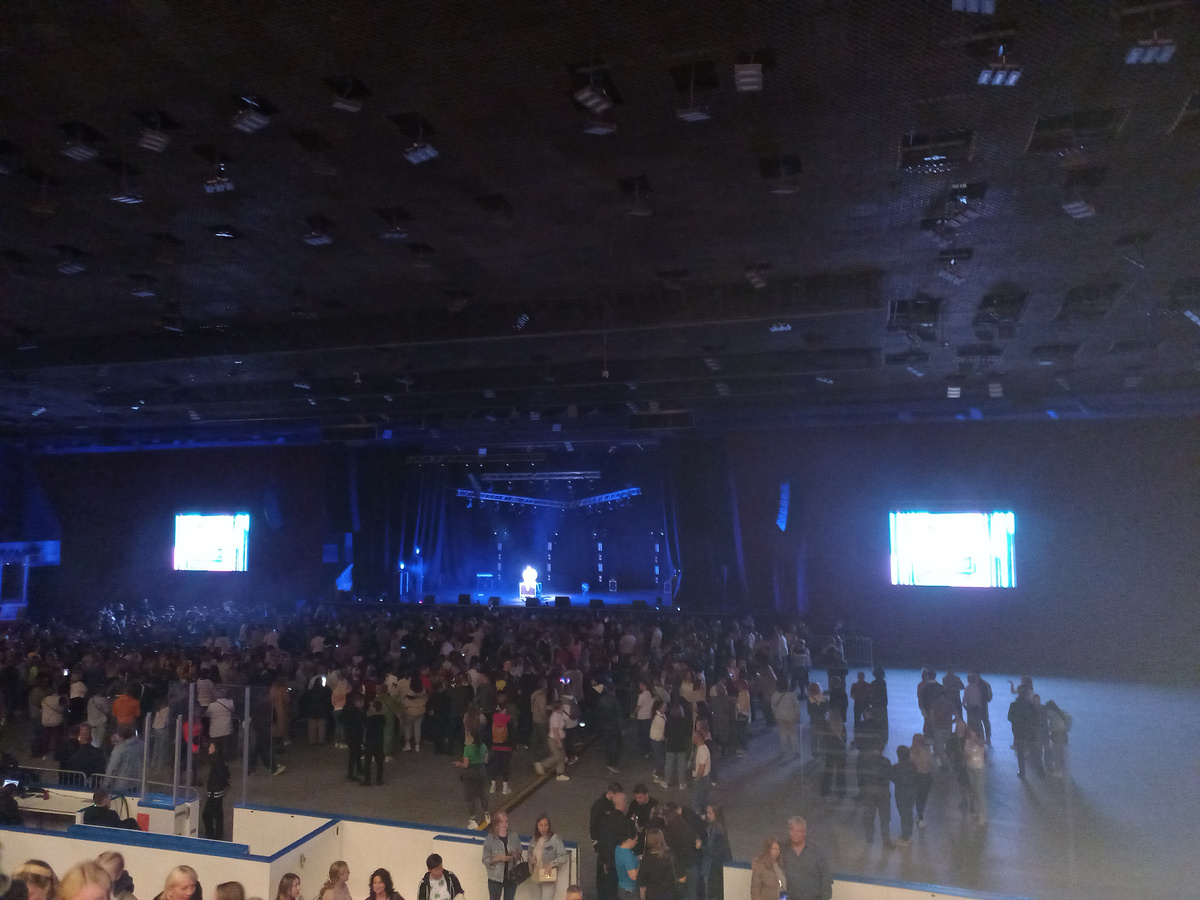 Зрители собираются